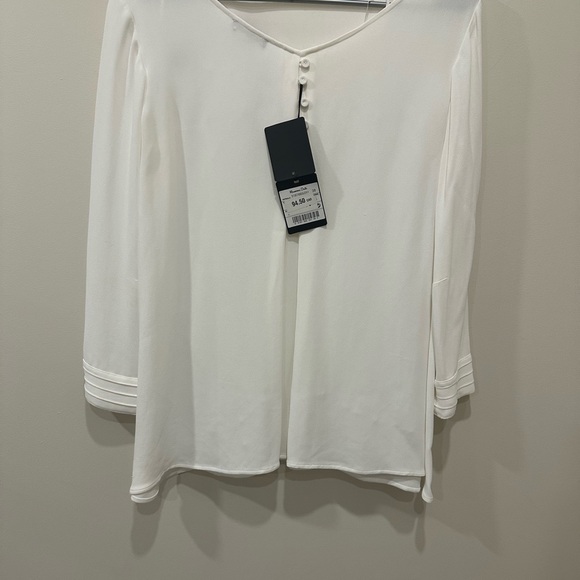 Massimo Dutti Blouse

Decorative buttons on the back - Picture 3 of 9